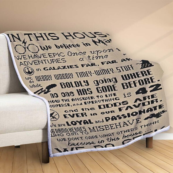 Plaid Dans cette maison, nous faisons une citation de geek Couverture Polaire Plaid Canapé – Image 2