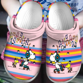 Sabots Snoopy Musical Note Pattern Crocs Classic Clogs Shoes In Pink & Blue –  Clog