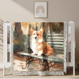 Couverture tissée Un corgi roux pelucheux avec des taches blanches marchant à travers